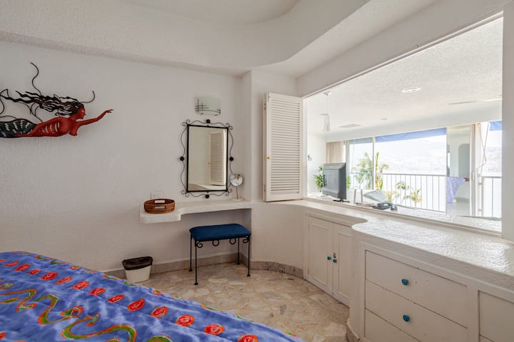 Z postele v hlavnej izbe máte príjemný výhľad na záliv Acapulco.