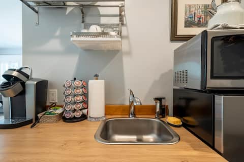 Popular Airbnb listing: Private Guest Suite in Woodlands Retreat in Glendale