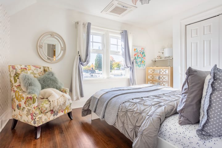 banja e dytë në katin e sipërm me krevat dopio "queen" dhe çarçafë të rehatshëm