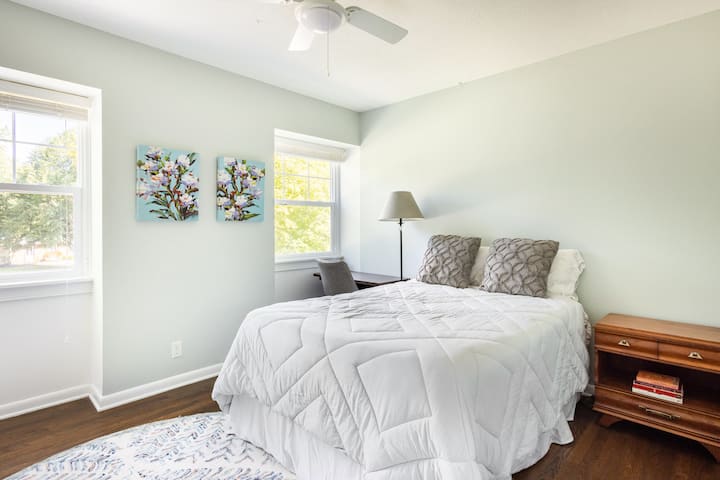 تحتوي غرفة النوم 2 (في الطابق الثاني) على سرير بحجم كبير مع مرتبة ميموري فوم جديدة وتوفر مكتب عمل صغير أيضًا. 