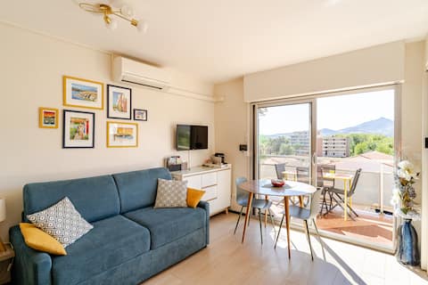 Popular Airbnb listing: Balcony overlooking the Albères – Beach 300 m away, Wi-Fi, Parking in Argelès Sur Mer