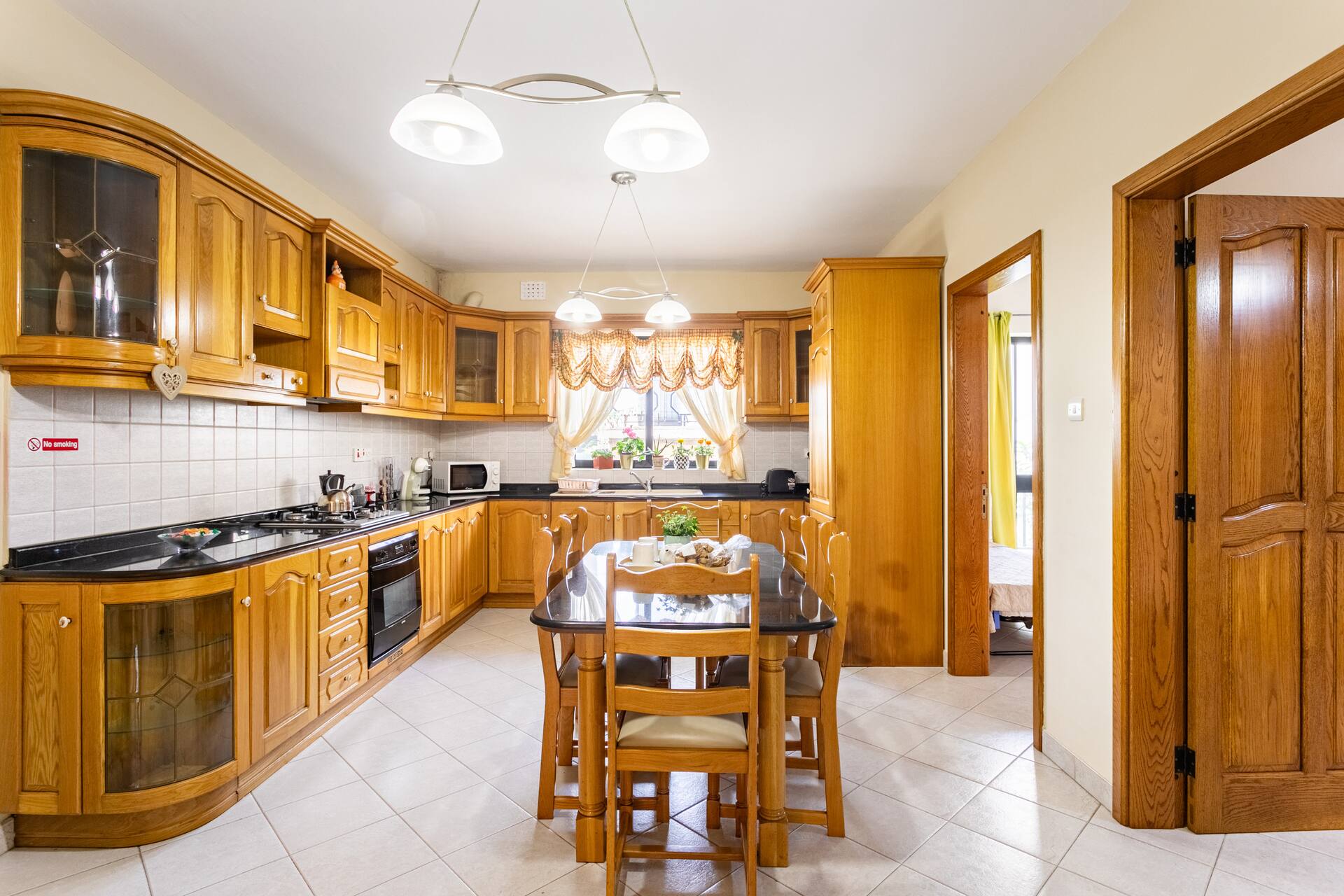 Large 3 bedroom apartment near Airport