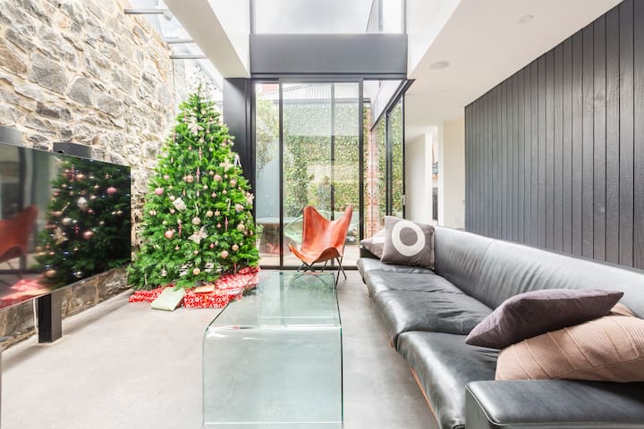 Luxury 4 Bedroom Family Home with Pool-Fitzroy