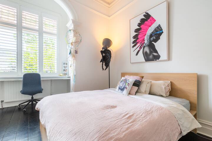 Luxury 4 Bedroom Family Home with Pool-Fitzroy gallery image 2