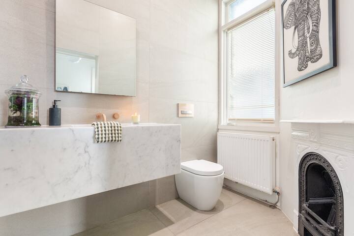 Luxury 4 Bedroom Family Home with Pool-Fitzroy gallery image 5