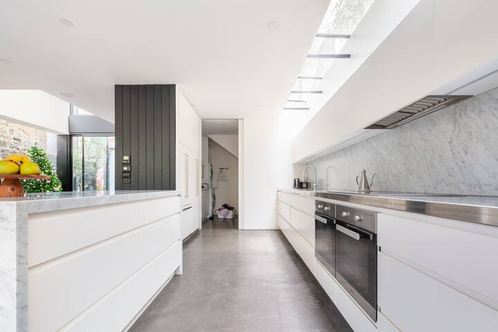 Luxury 4 Bedroom Family Home with Pool-Fitzroy gallery image 3