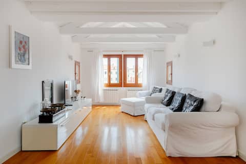 Annuncio Airbnb popolare: Chioggia4U Fall in Love: central & terrace a Chioggia