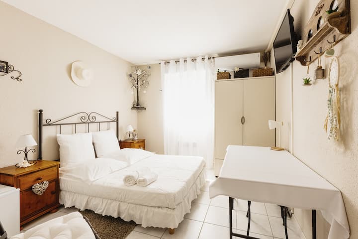 Chambre avec clim/TV chez l'habitant - Appartements à louer à  Châteaurenard, Provence-Alpes-Côte d'Azur, France - Airbnb