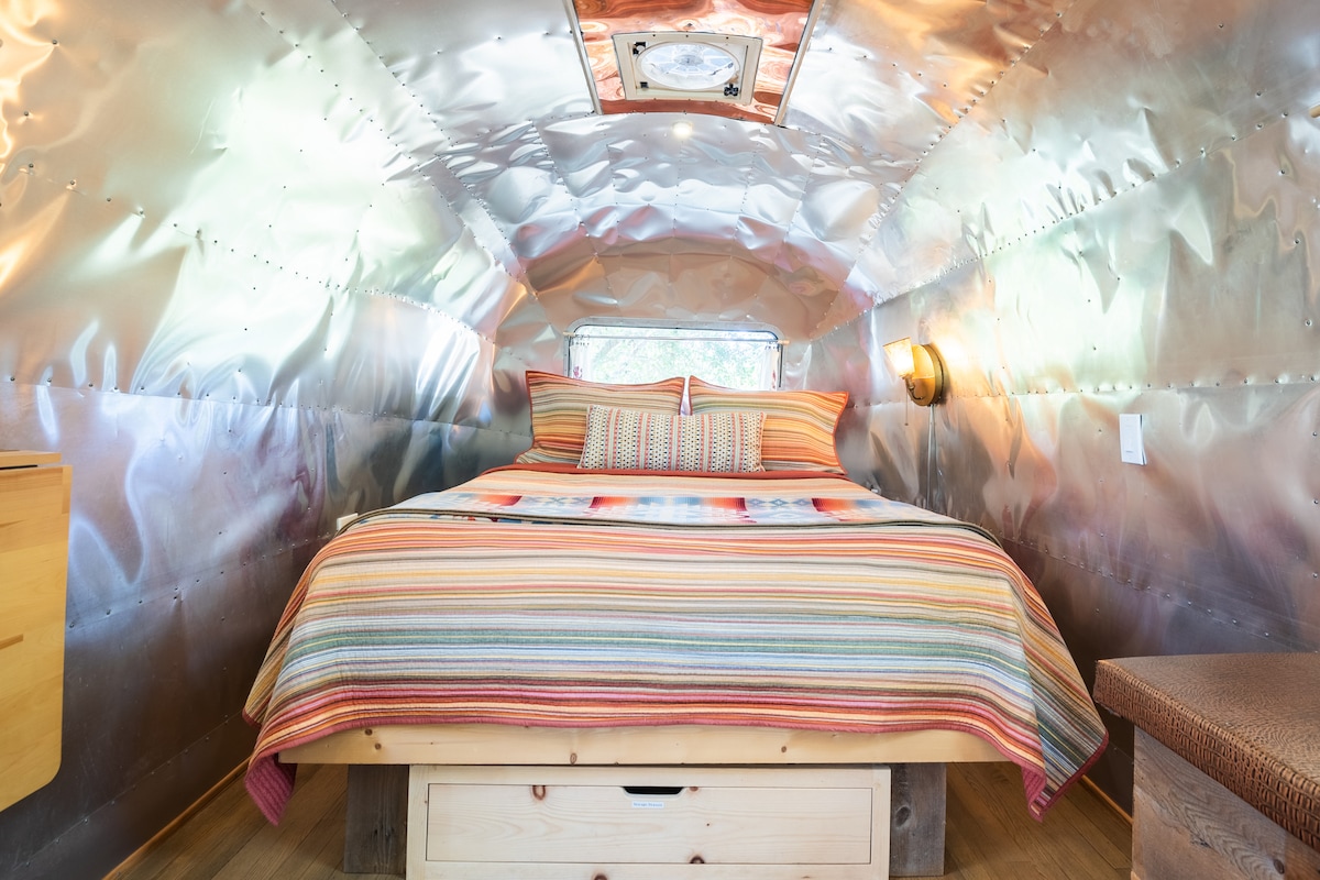 【ルパン】 エアストリーム・ブックとAirstream Livingの2冊 Airstream Cabinet Latch (1967-70) 682562