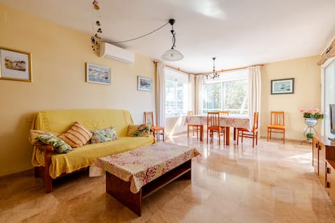 Airbnb con mejor rendimiento: Apartment, 1st line of the sea, sea and pool views en Salou