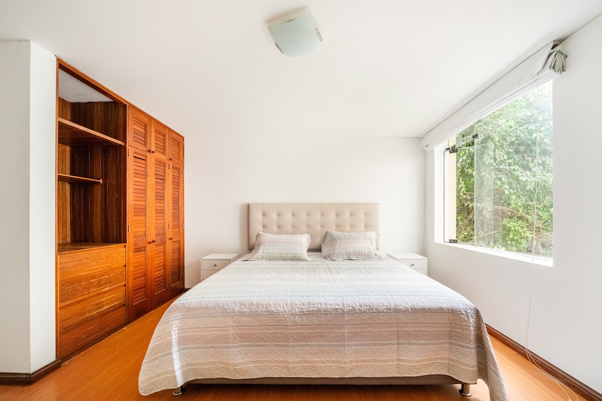 Glavna spavaća soba Pyrn ima veliki bračni krevet, prostrani ormar, zavjese, kuke za odjeću, glačalo i dasku za glačanje.  