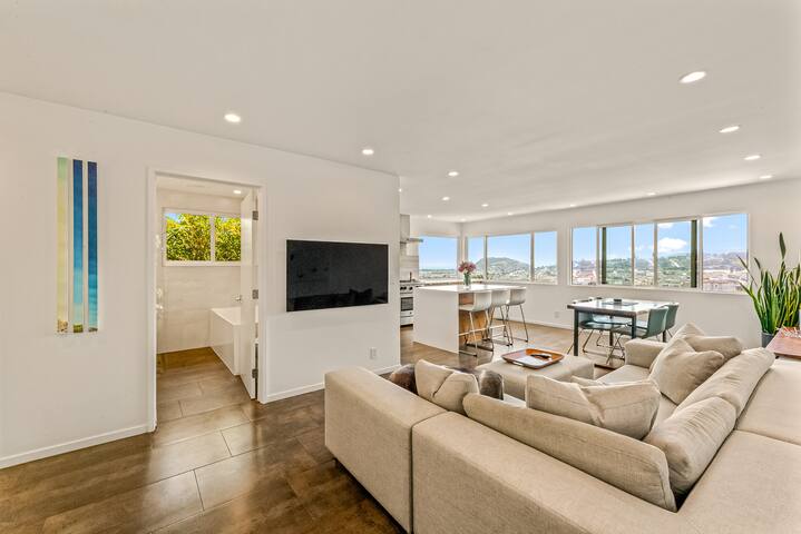 Private Modern House: Stunning Views & Backyard gallery image 4