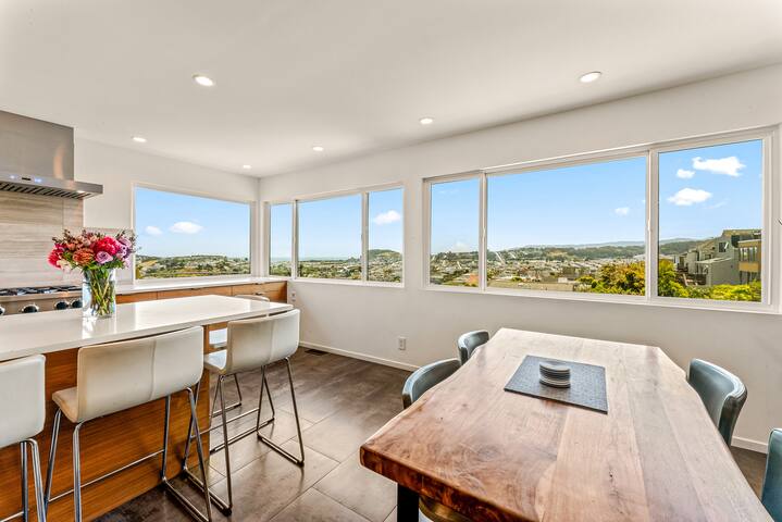 Private Modern House: Stunning Views & Backyard gallery image 5