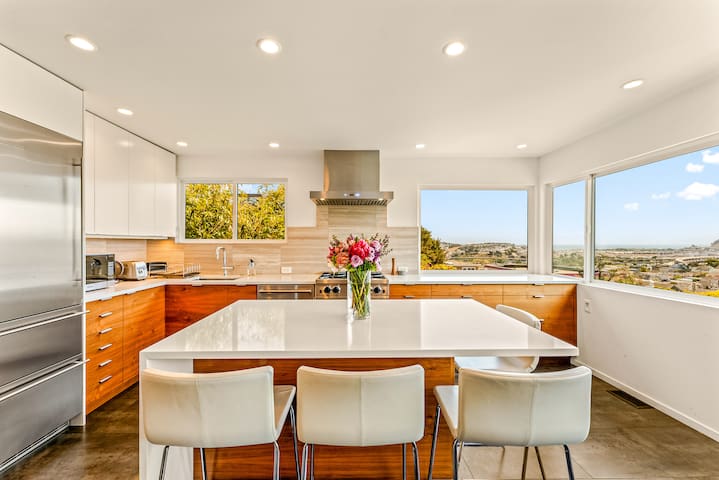 Private Modern House: Stunning Views & Backyard gallery image 2