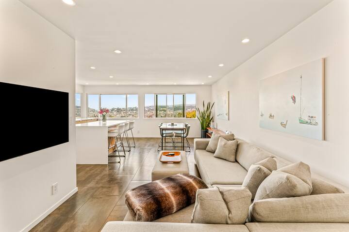 Private Modern House: Stunning Views & Backyard gallery image 3