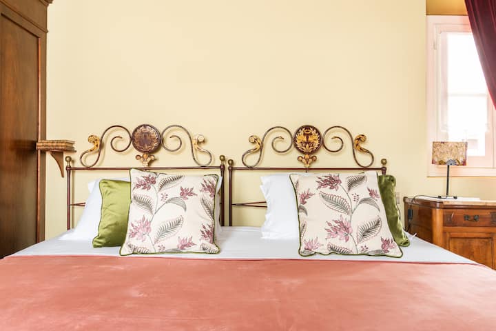 双房。床上用品和手工装饰