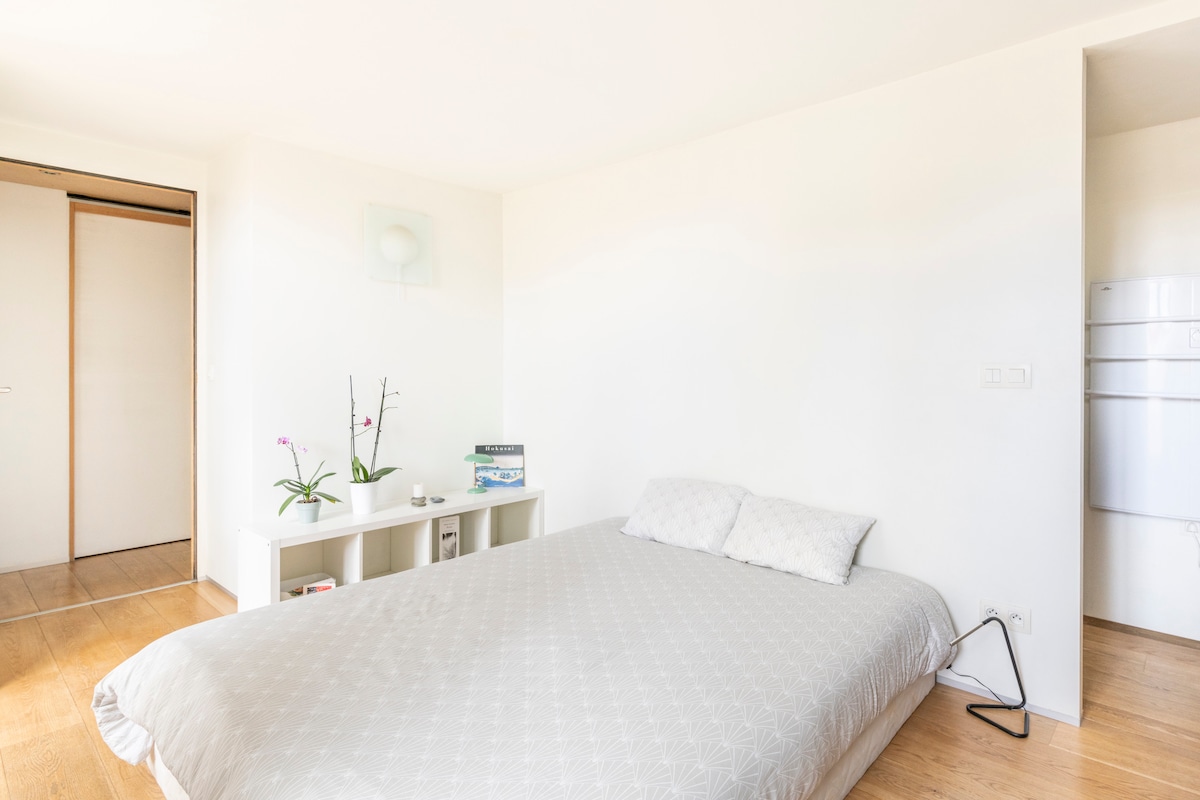 ห้องนอนของคุณ (มีห้องน้ำในซุ้มประตู) มีทางเข้าระเบียงโดยตรง