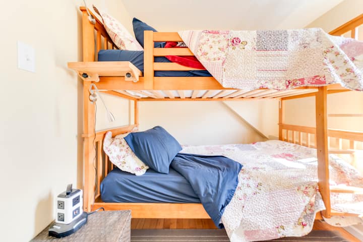 Chumba cha kitanda cha ghorofa.  Kila kitanda kina godoro jipya la povu ambalo linawafanya wawe vizuri sana kulala.  Kila kitanda pia kina taa inayoning 'inia kutoka kwenye kitanda chake kwa ajili ya kusoma usiku wa manane.