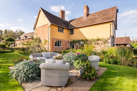 17thC Listed Farmhouse in quiet Shropshire Hamlet.