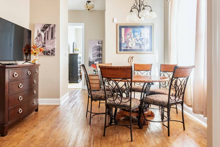 Luxury 4BR Upstairs| Balcony & Walk to Magazine St gallery image 3