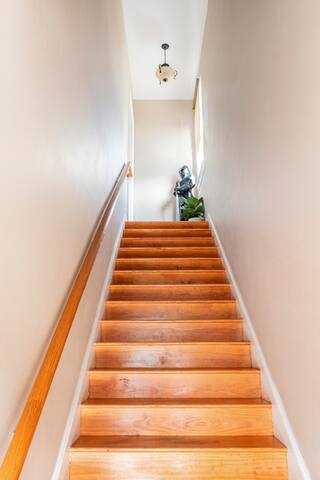 Luxury 4BR Upstairs| Balcony & Walk to Magazine St gallery image 5