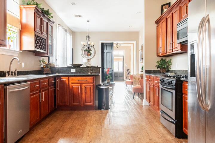 Luxury 4BR Upstairs| Balcony & Walk to Magazine St gallery image 4