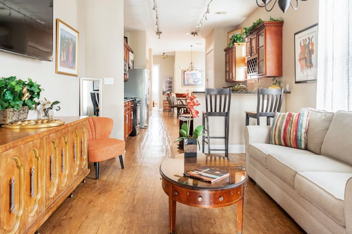 Luxury 4BR Upstairs| Balcony & Walk to Magazine St
