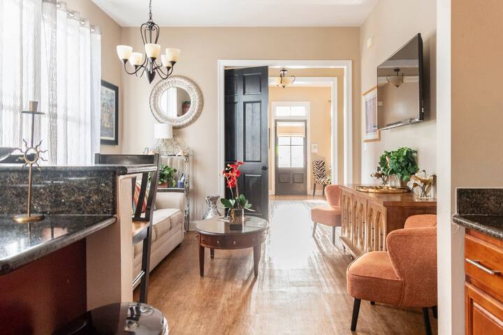 Luxury 4BR Upstairs| Balcony & Walk to Magazine St gallery image 2