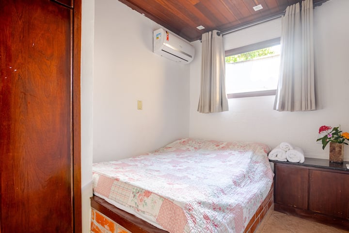 Малък апартамент
Двойно легло в малко по - малък размер от конвенционалното