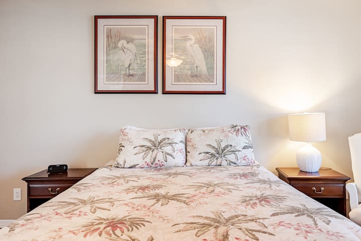 Chambre principale avec lit queen size et salle de bain attenante
