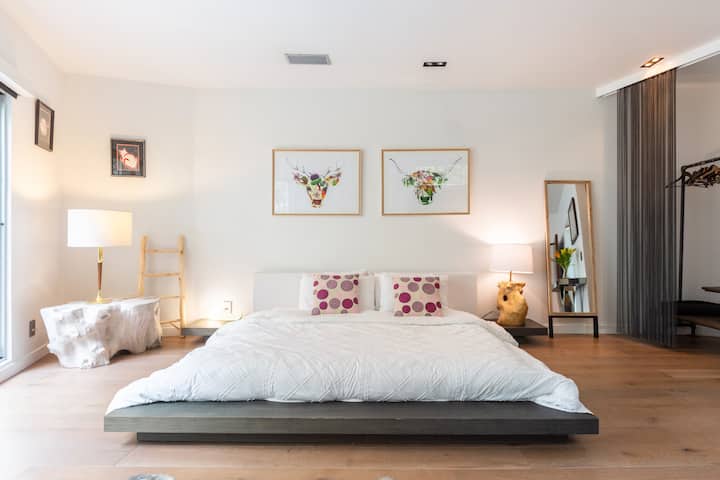 Chumba chenye nafasi kubwa cha Kitanda aina ya King kilicho na roshani na bafu.