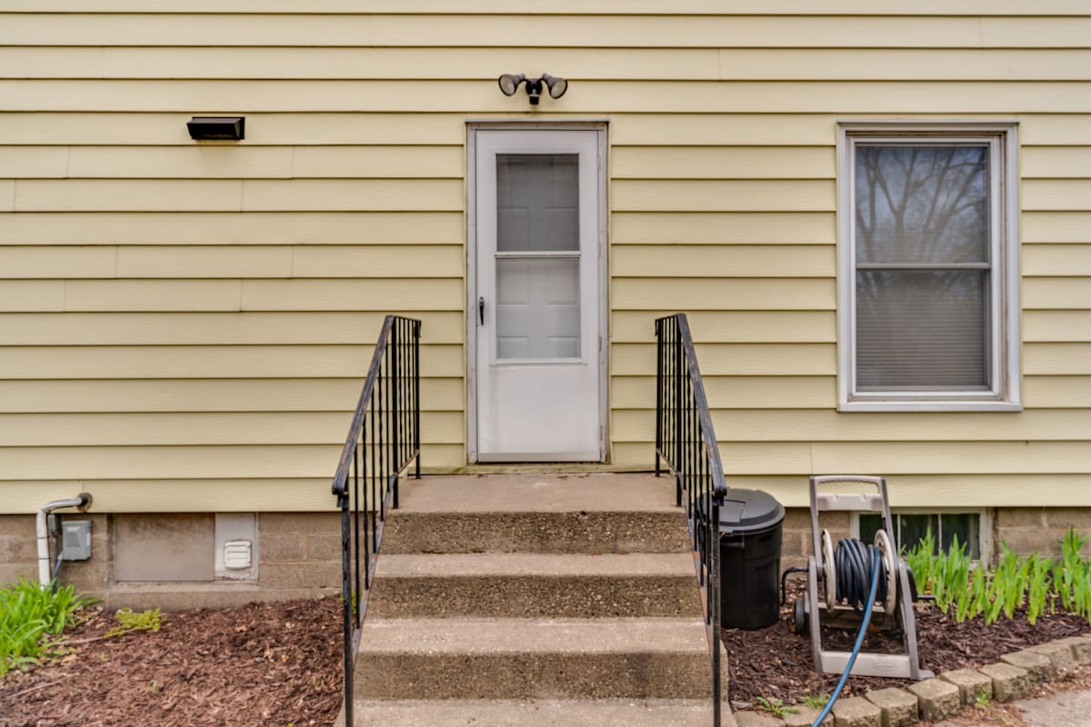 Charming Two Bedroom 2nd Floor near Xcel Center