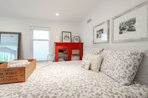 Queen of the Cove: open-concept seaside flat
