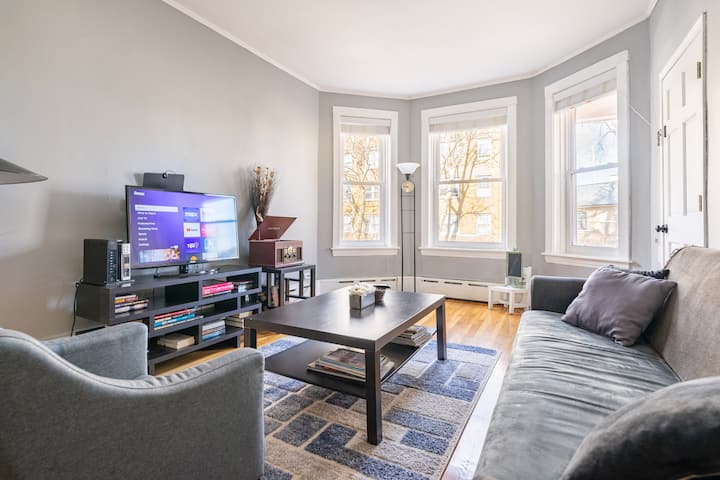 Lovely, Bright, 3-bedroom Avondale Flat. Private. - Chicago