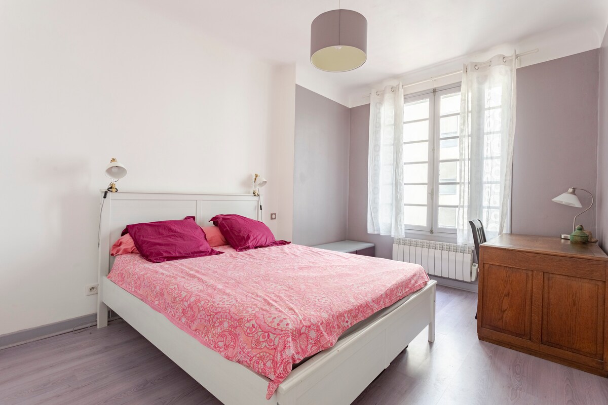 חדר השינה השני - מיטה ברוחב 160. שמיכת פוך, כריות, משקולות.