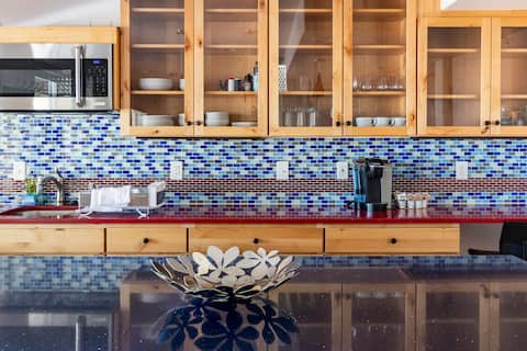 Spacious modern suite, kitchenette no cleaning fee