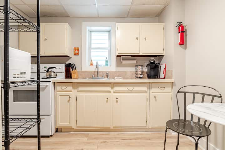 King Size Bed | West End Studio | Walk To Old Port - Portland