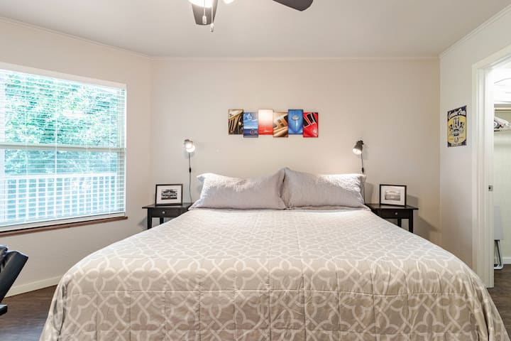 Cama king con baño privado completo.