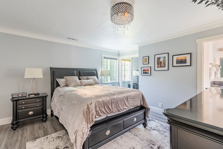 Master Suite: Luxury Retreat with Ensuite Bathroom