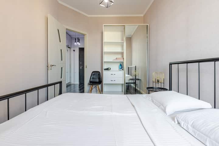 Este espacioso dormitorio cuenta con un gran armario con un espejo, que ofrece mucho espacio para colgar o guardar ropa y otros artículos. Los servicios prácticos incluyen una plancha, secador de pelo, toallas y un botiquín de primeros auxilios. 