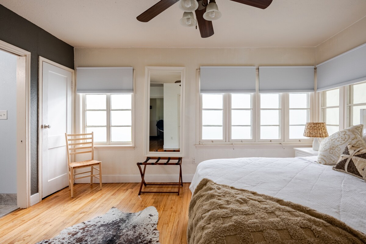 Tranquil Bungalow in Central Austin