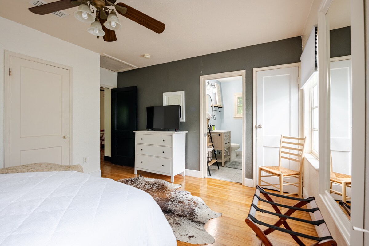 Tranquil Bungalow in Central Austin