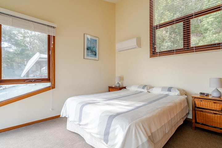 Queen size bed. Water views from this bedroom.