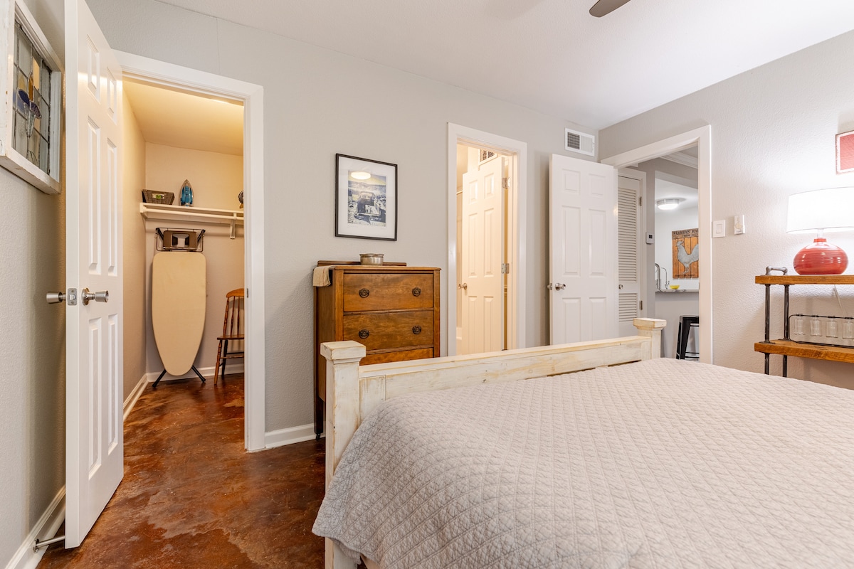 Ground Floor Suite minutes to Downtown w/ Parking