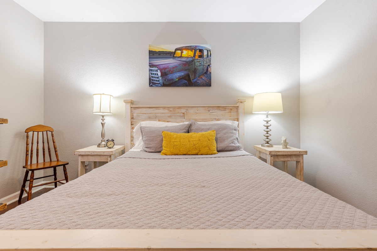 Ground Floor Suite minutes to Downtown w/ Parking