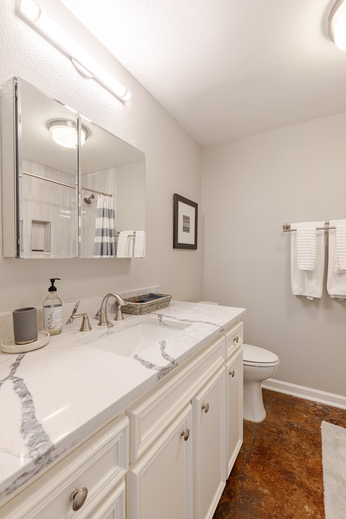 Ground Floor Suite minutes to Downtown w/ Parking