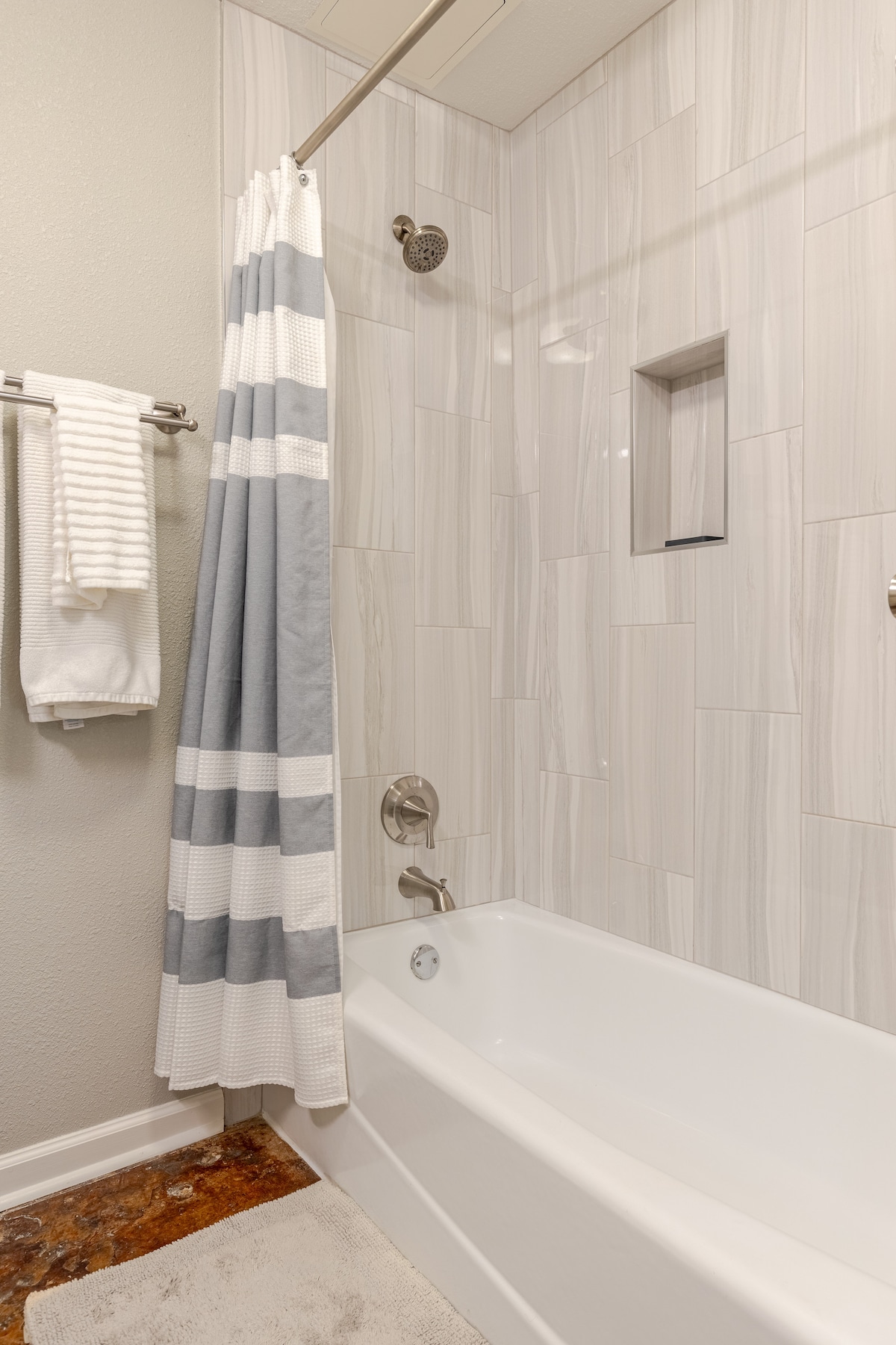 Ground Floor Suite minutes to Downtown w/ Parking