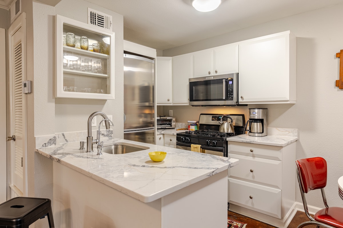 Ground Floor Suite minutes to Downtown w/ Parking