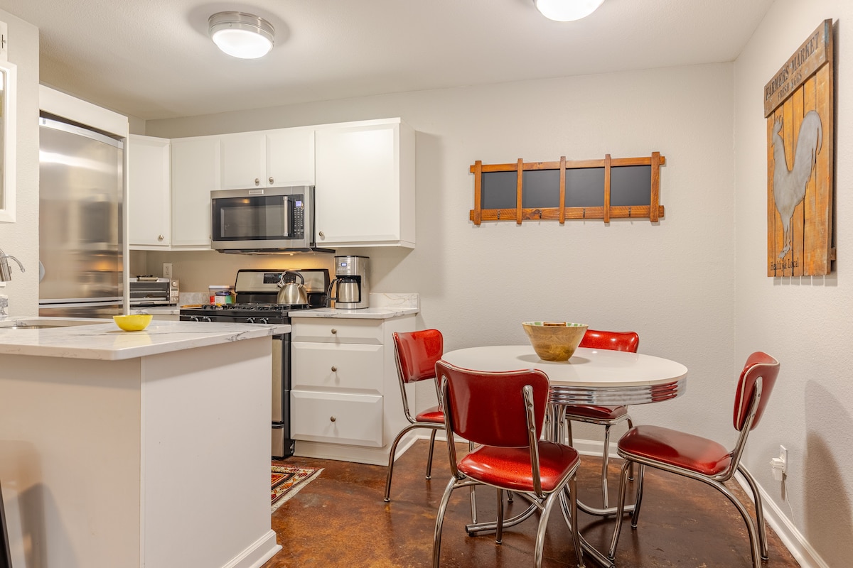 Ground Floor Suite minutes to Downtown w/ Parking