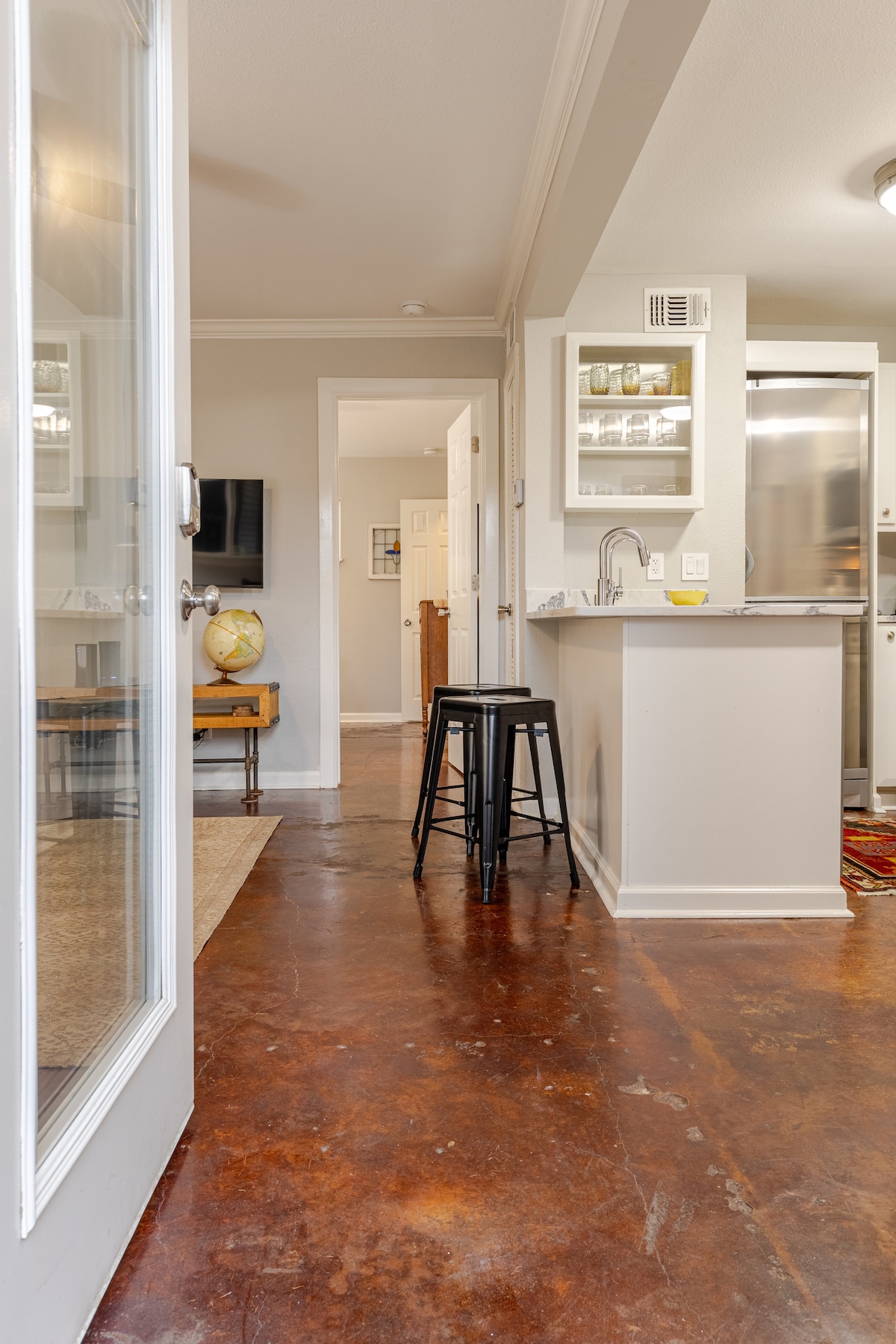 Ground Floor Suite minutes to Downtown w/ Parking